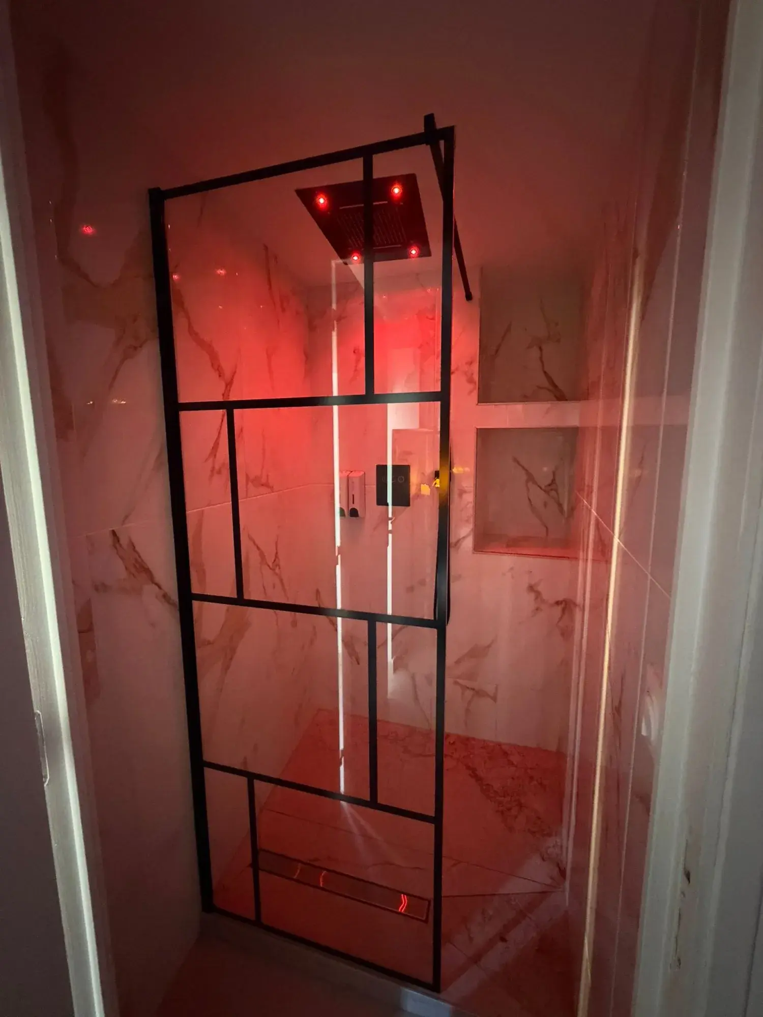 Douche à l'italienne avec ciel de pluie lumineux
