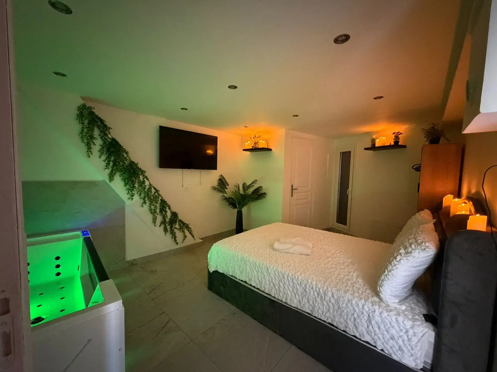 Jacuzzi et lit double, éclairage d'ambiance