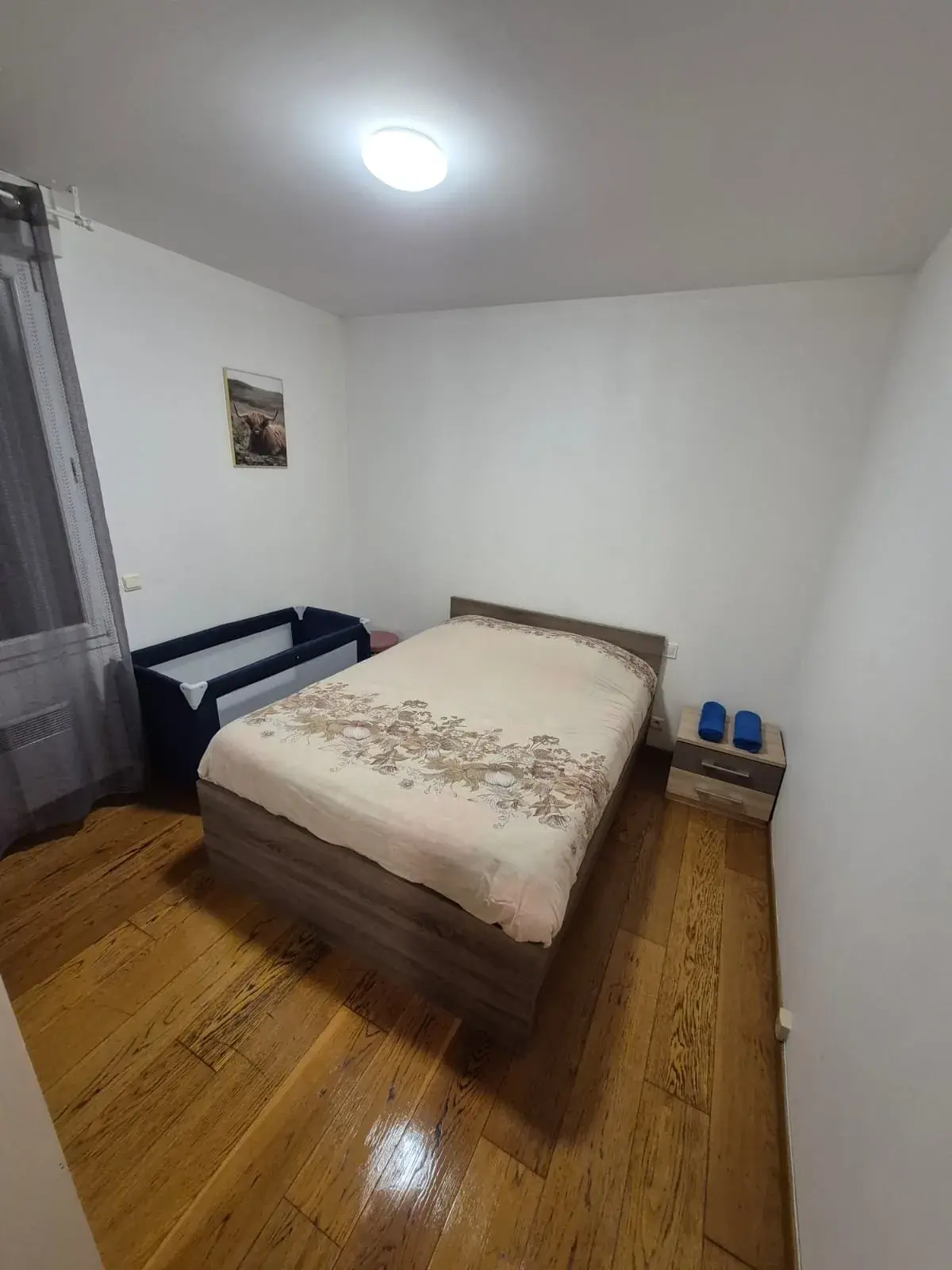 Chambre avec lit double et lit bébé